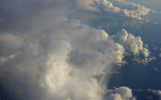 评测雨云，探索气候变化的空中镜像