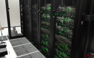 租用服务器建设网站还需要什么特殊设备？