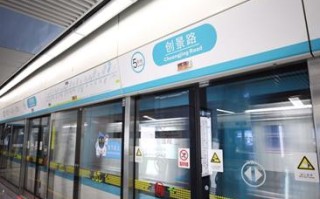 根据中国顶网这一主题，我们可以构建一篇探讨中国互联网发展现状与未来的文章。以下是一篇文章的标题及概述