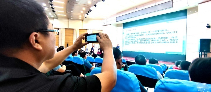 青叶云漫谈，技术革新引领教育新时代的探秘之旅