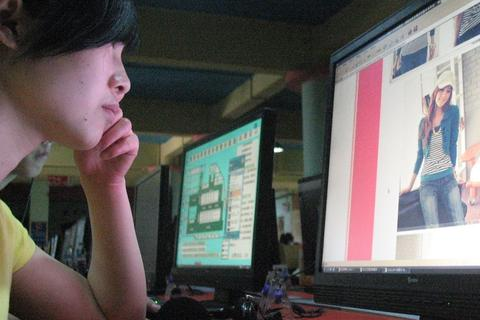 请问如果一个网站绑定了两个域名只向百度提交了一个域名，百度会如何处理？