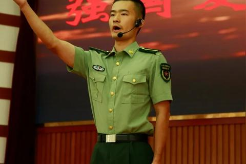 春风送飞花云，流年似此云柔软