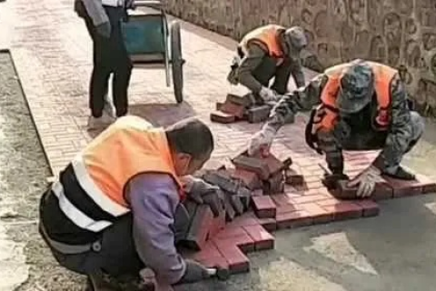 搬瓦工的故事，勤劳的双手与坚韧的精神