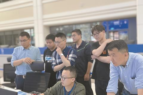 网页上不显示一级域名www，是因为www隐藏在哪，还是不存在？